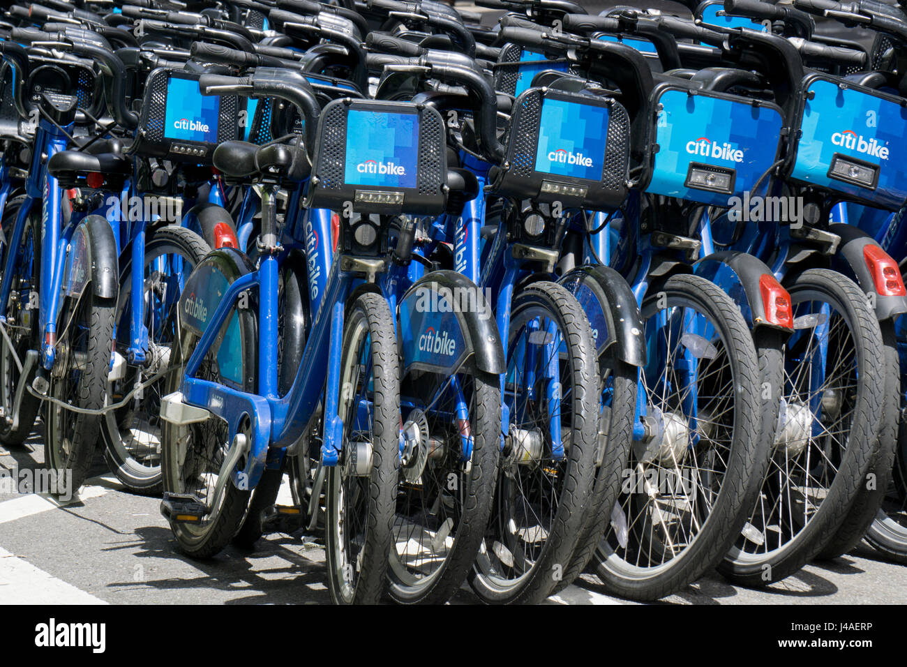 Des dizaines de vélo Citi des vélos à une station de stockage sur Lafyette Street à Soho, Manhattan, New York City. Banque D'Images