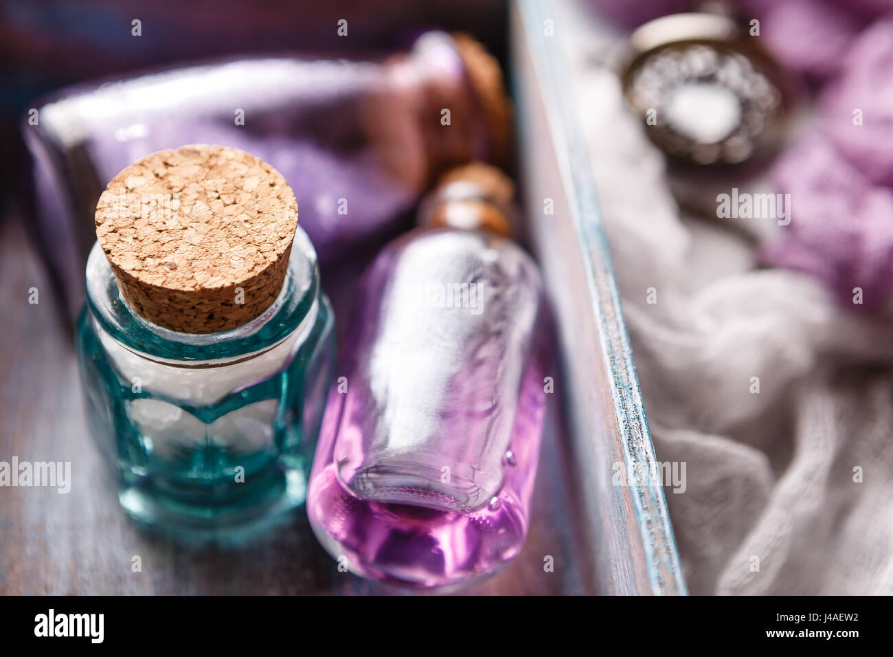 Bouteille avec de l'huile de lavande aromatique et de sel de mer dans une boîte en bois. Close-up. Focus sélectif. Thème parfum et spa Banque D'Images