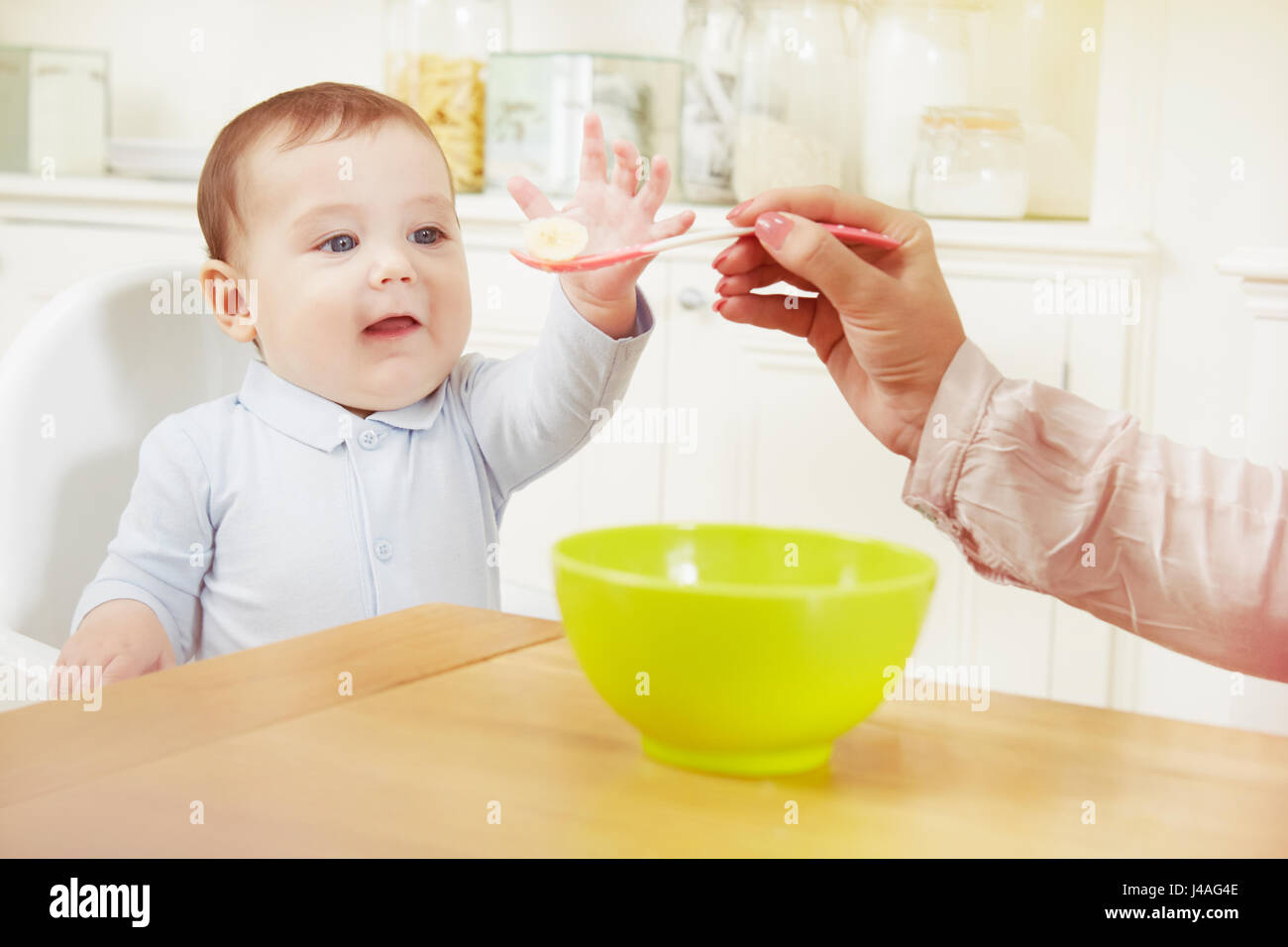 Baby Boy être nourris par la mère de petit-déjeuner Banque D'Images