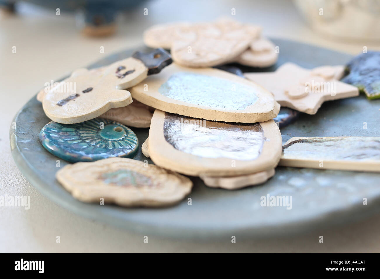 La céramique. Des céramiques artistiques. Vitrage en céramique. Des plats d'argile atelier de céramiques artistiques. Banque D'Images