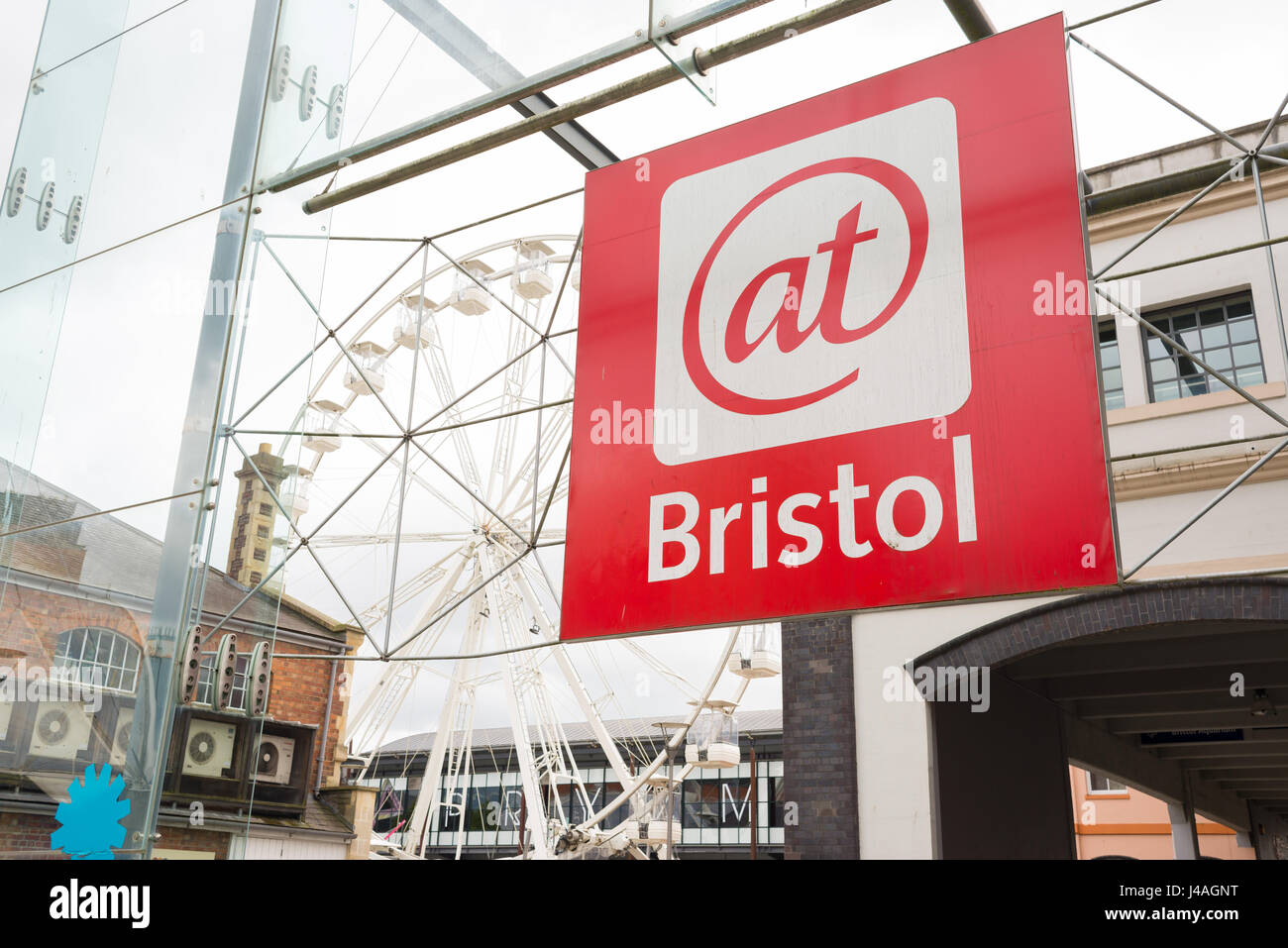 L'At-Bristol (@Bristol) Science Museum signe avec roue panoramique en arrière-plan, Harbourside, Bristol, Royaume-Uni. At-Bristol est l'un des plus grands du Royaume-Uni et Banque D'Images
