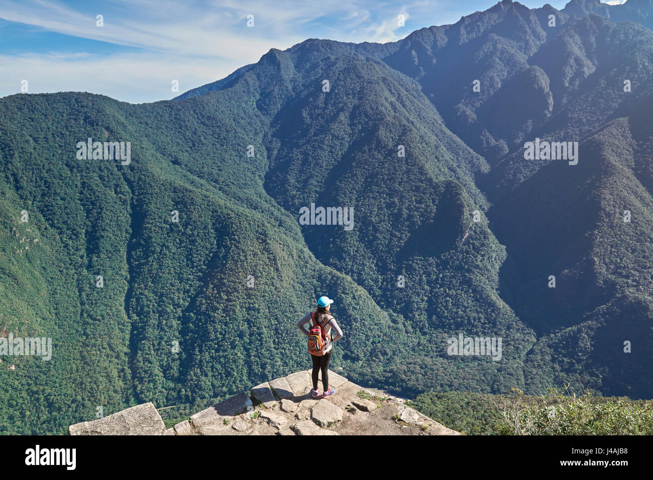 Femme sur fond de paysage de montagne magnifique vue du haut Banque D'Images
