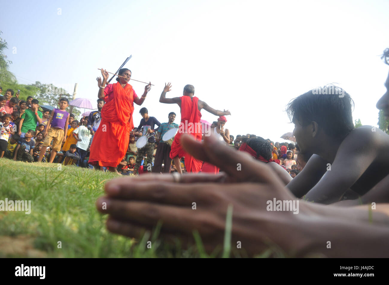 Saha abishai / Le Pictorium - le Festival de Charak est célébré dans les zones rurales de Tripura en Inde - 14/04/2017 - Inde / Tripura / Agartala TRIPURA,INDE --14 avril:un prêtre hindou est performeing les rituels de Charak Puja dans la périphérie de Agartala, capitale de la nord-est de l'Etat de Tripura. Comme chaque année, le Festival de Charak est célébré dans les zones rurales de Tripura le dernier jour de l'année civile Bengali.Le festival qui est dédiée à la divinités hindoues de Shiva et Sakti invo Banque D'Images