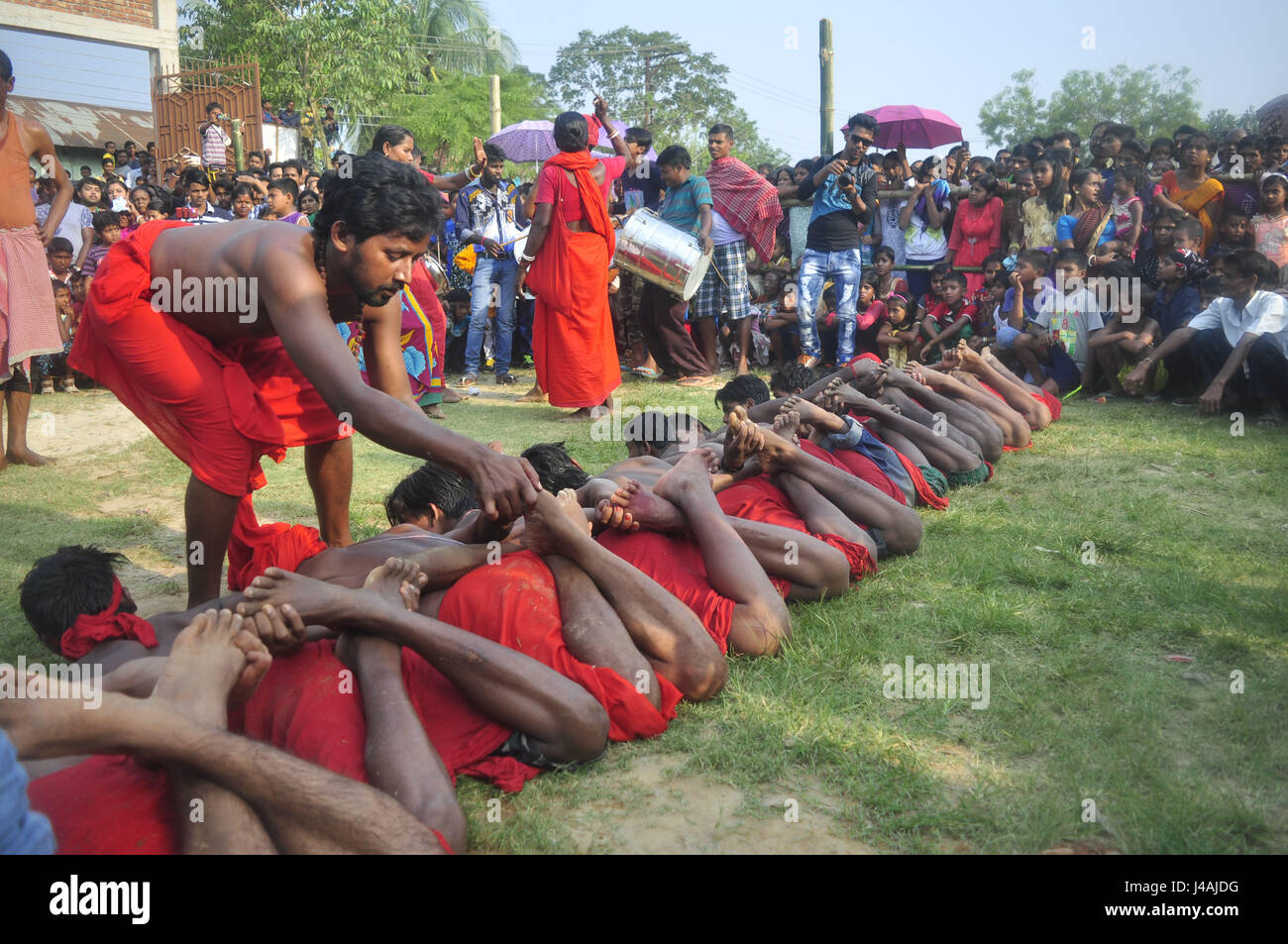 Saha abishai / Le Pictorium - le Festival de Charak est célébré dans les zones rurales de Tripura en Inde - 14/04/2017 - Inde / Tripura / Agartala TRIPURA,INDE --14 avril:un prêtre hindou est performeing les rituels de Charak Puja dans la périphérie de Agartala, capitale de la nord-est de l'Etat de Tripura. Comme chaque année, le Festival de Charak est célébré dans les zones rurales de Tripura le dernier jour de l'année civile Bengali.Le festival qui est dédiée à la divinités hindoues de Shiva et Sakti invo Banque D'Images