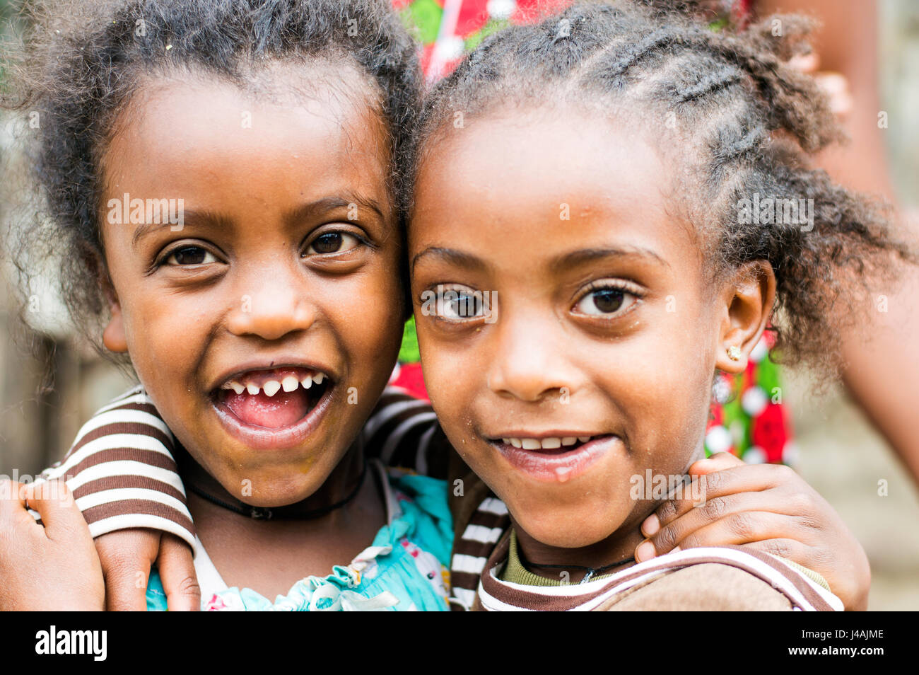 Les petites filles en bidonville arrière de la Piazza, Addis-Abeba, Ethiopie Banque D'Images