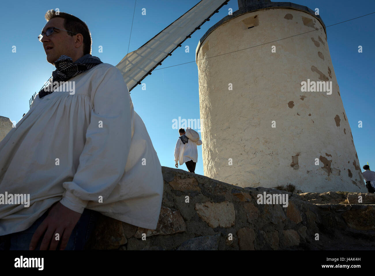 La préparation de l'un des moulins pour faire une démonstration de mouture du blé au cours de la fête du safran Banque D'Images