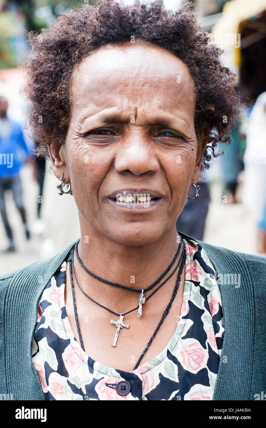 Femme en bidonville arrière de la Piazza, Addis-Abeba, Ethiopie Banque D'Images