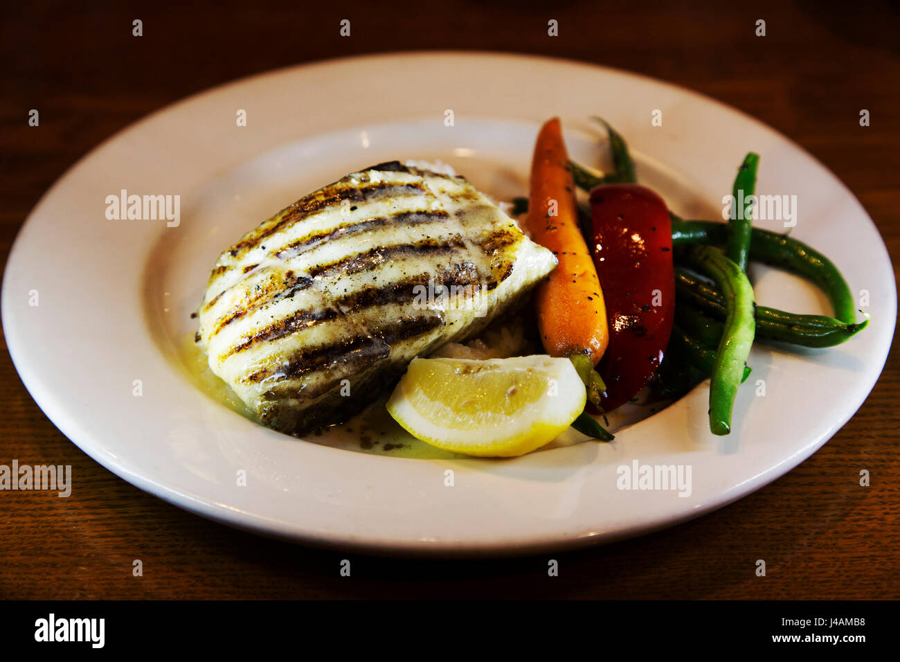 Le saumon canadien servi sur un lit de riz avec des légumes frais à Vancouver, Canada. Le saumon a été grillés. Banque D'Images