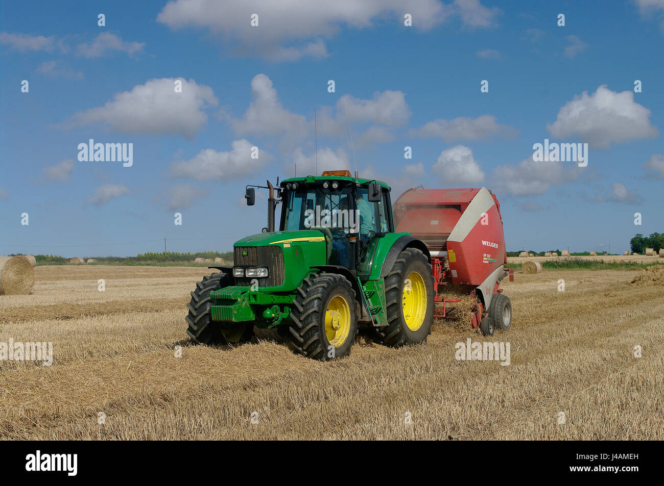 Tracteur John Deere 6620S avec la ramasseuse-presse Banque D'Images