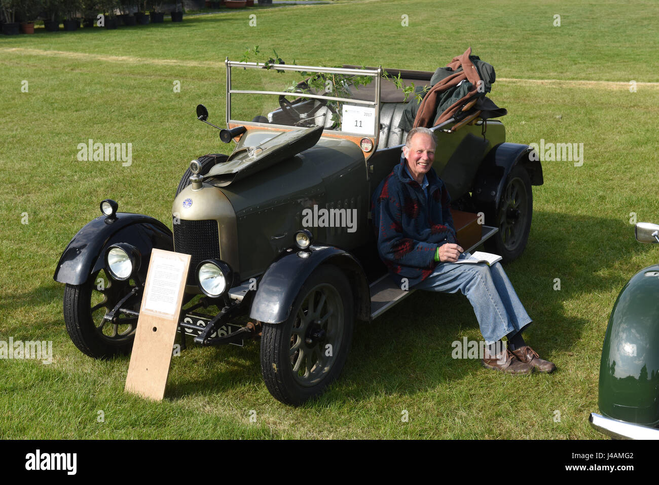 Propriétaire de voiture classique détente près de son 1925 Bullnose Morris vintage motor cars au Malvern Show Uk 2017 Banque D'Images