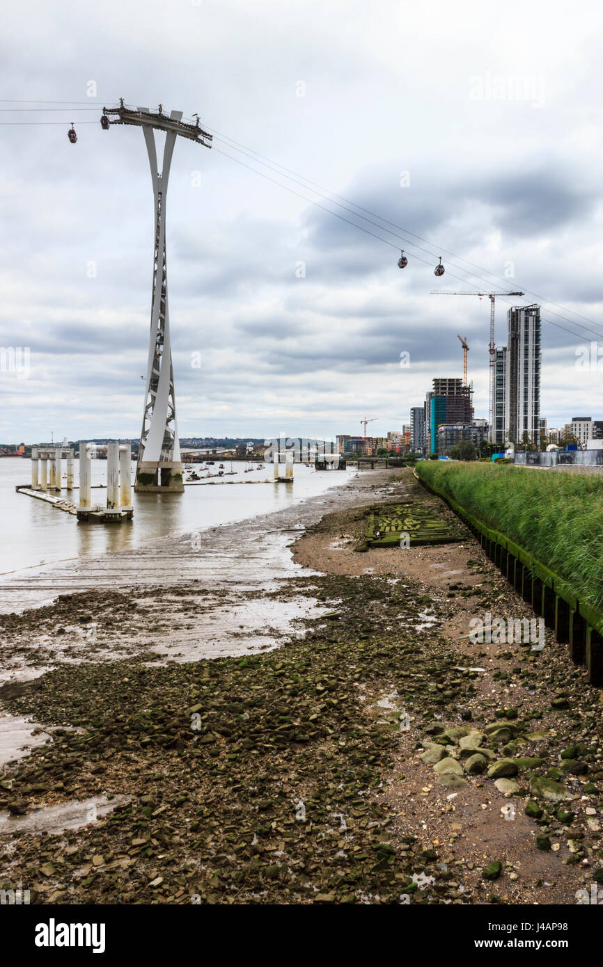 Tamise à marée basse, North Greenwich, London, UK, à l'aval avec l'unis un téléphérique dans l'arrière-plan Banque D'Images