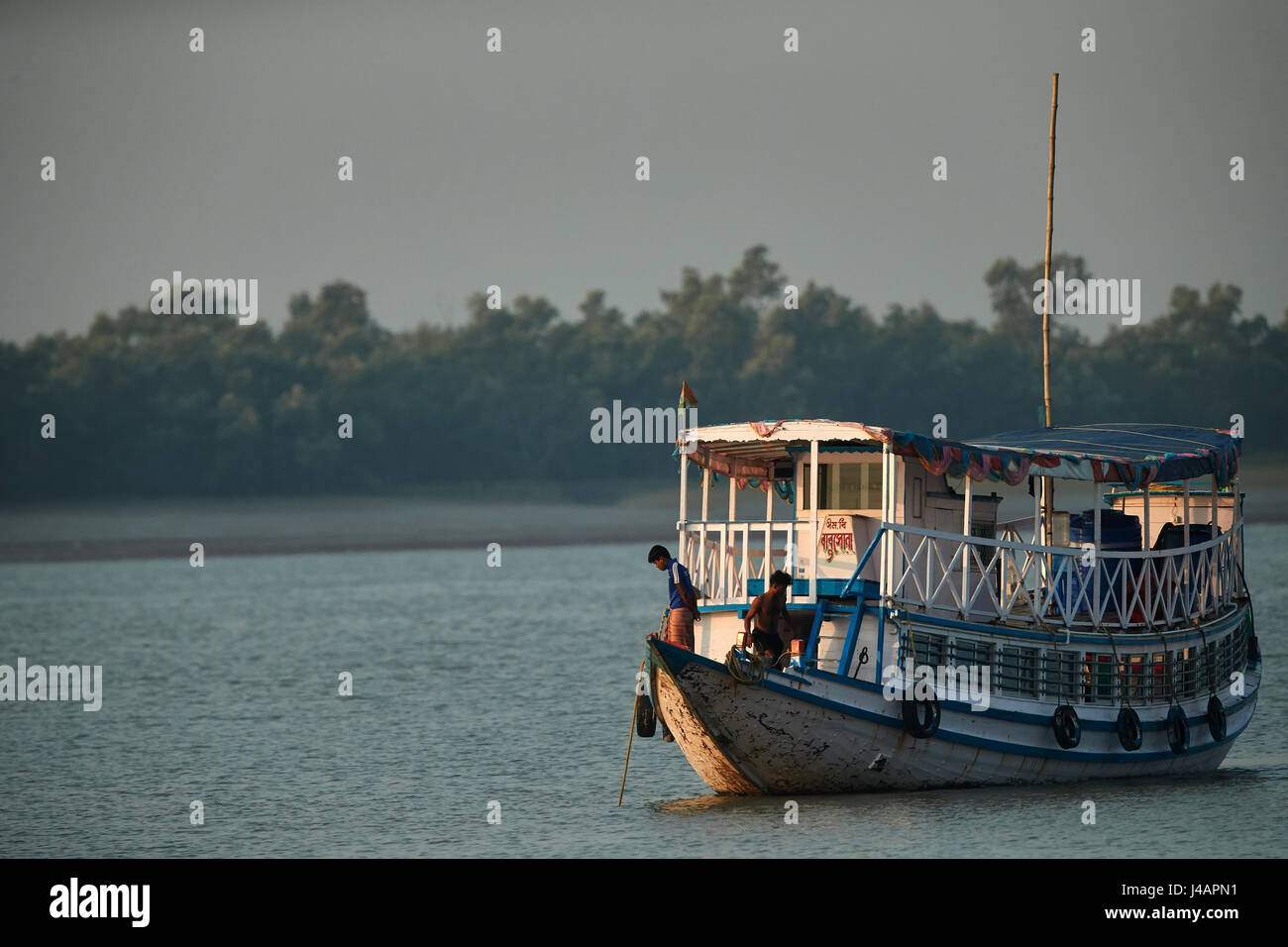 Bateaux de touristes, le parc national des Sundarbans, célèbre pour ses tigre du Bengale au Bangladesh Banque D'Images