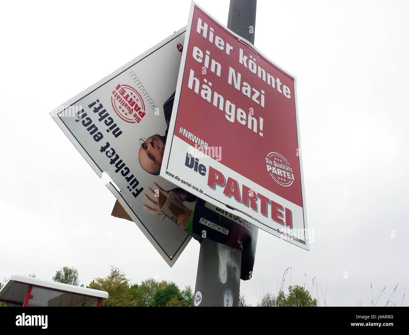 Allemagne, Dortmund, mai15th.2017. Poster du parti DIE PARTEI (le parti) de la pièce satirique et co-éditeur du magazine satirique TITANIC, Martin Sonneborn, avec l'inscription 'ici pourrait accrocher un Nazi" pour l'élection d'état en Rhénanie du Nord-Westphalie, tenir bon sur un lampadaire à Dortmund, Allemagne Banque D'Images Allemagne, Dortmund, mai15th.2017. Poster du parti DIE PARTEI (le parti) de la pièce satirique et co-éditeur du magazine satirique TITANIC, Martin Sonneborn, avec l'inscription 'ici pourrait accrocher un Nazi" pour l'élection d'état en Rhénanie du Nord-Westphalie, tenir bon sur un lampadaire à Dortmund, Allemagne Banque D'Images