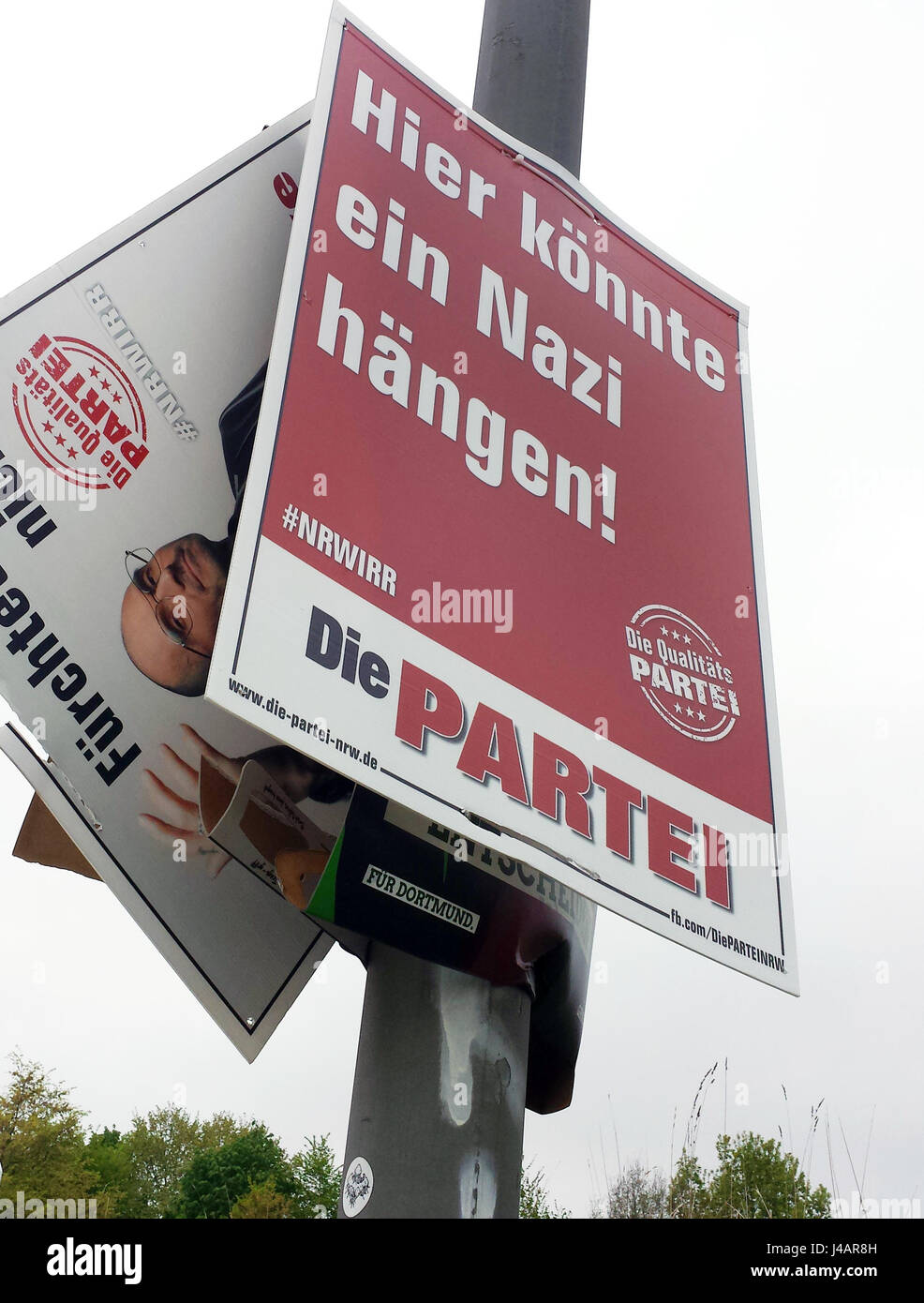 Allemagne, Dortmund, mai15th.2017. Poster du parti DIE PARTEI (le parti) de la pièce satirique et co-éditeur du magazine satirique TITANIC, Martin Sonneborn, avec l'inscription 'ici pourrait accrocher un Nazi" pour l'élection d'état en Rhénanie du Nord-Westphalie, tenir bon sur un lampadaire à Dortmund, Allemagne Banque D'Images Allemagne, Dortmund, mai15th.2017. Poster du parti DIE PARTEI (le parti) de la pièce satirique et co-éditeur du magazine satirique TITANIC, Martin Sonneborn, avec l'inscription 'ici pourrait accrocher un Nazi" pour l'élection d'état en Rhénanie du Nord-Westphalie, tenir bon sur un lampadaire à Dortmund, Allemagne Banque D'Images
