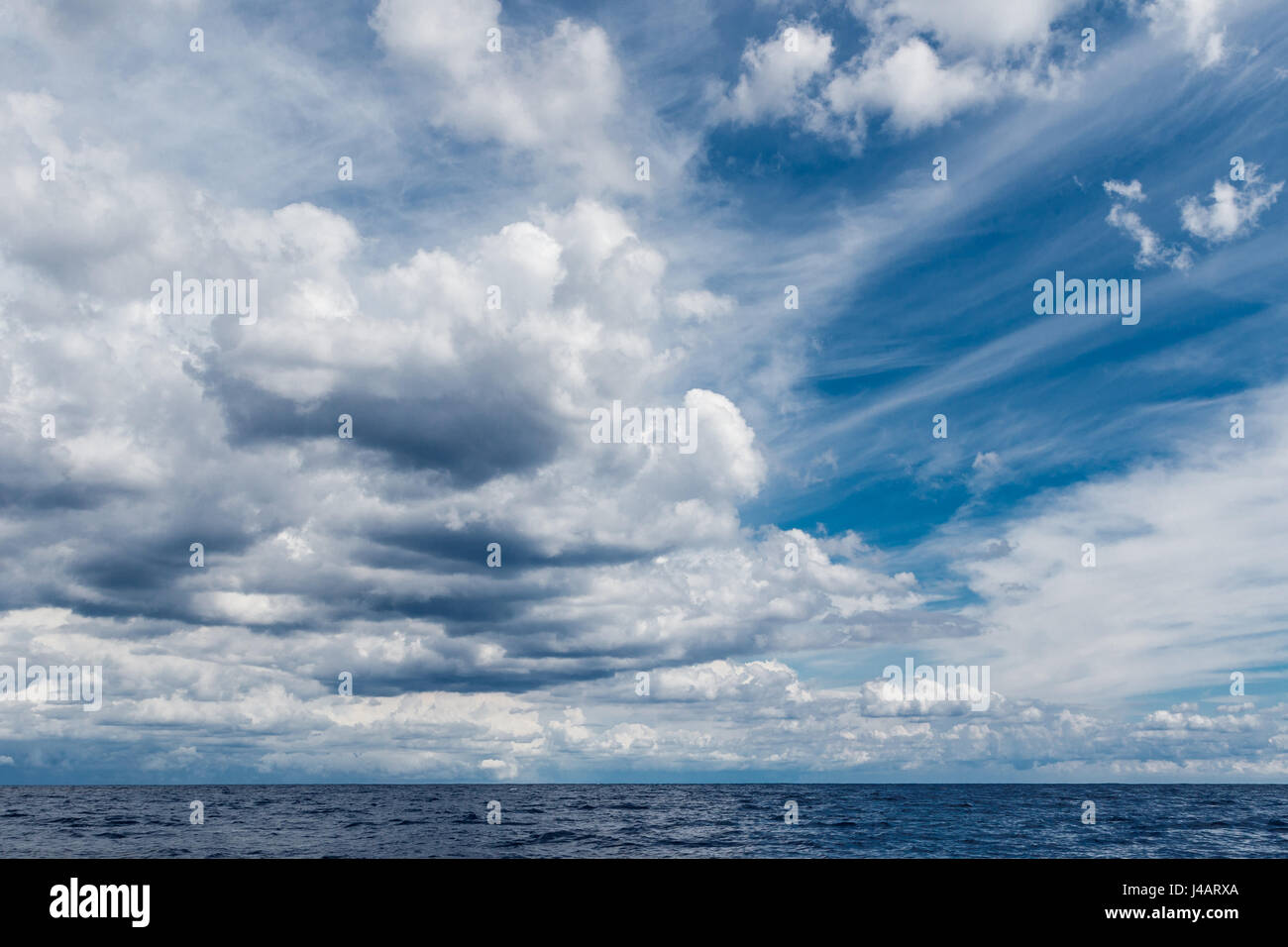 CIEL AVEC NUAGES Banque D'Images