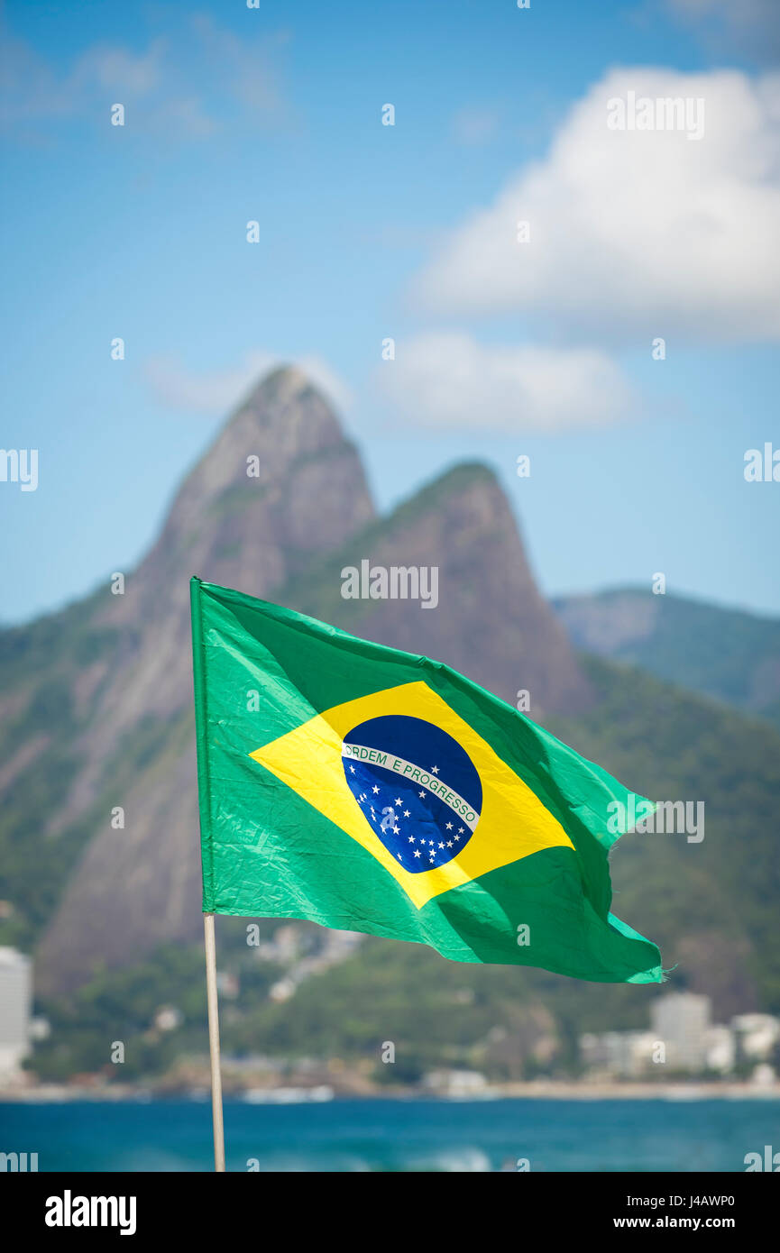 Drapeau brésilien en face d'une plage d'Ipanema avec deux Frères ...