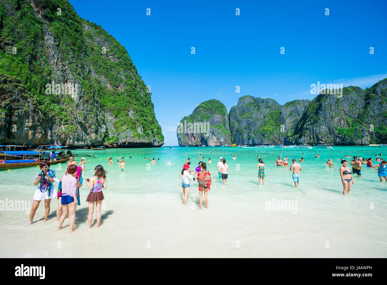 MAYA BAY, THAÏLANDE - 12 NOVEMBRE 2014 : la foule des visiteurs de soleil profitez d'une excursion en bateau à l'une des plages iconiques du sud de la Thaïlande. Banque D'Images