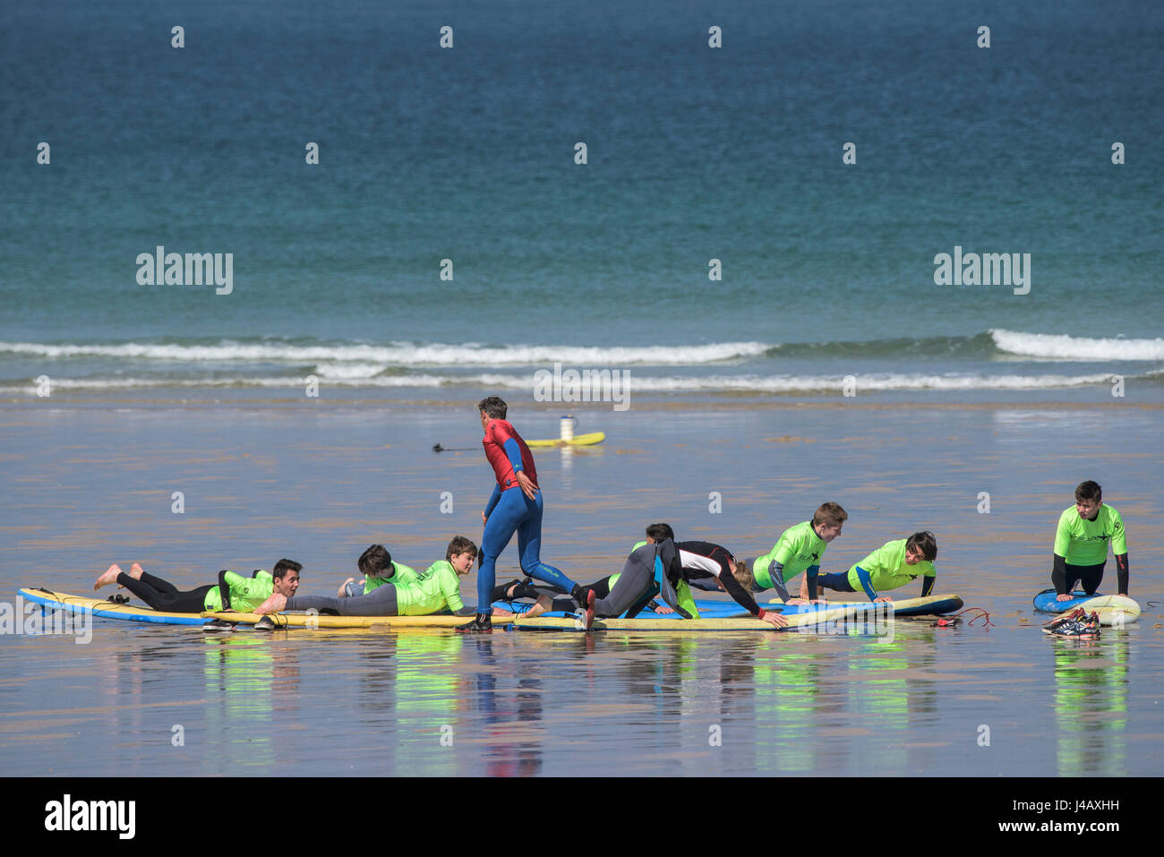 Une école de surf instructeur novices Newquay Cornwall Surf surfer l'apprentissage des apprenants de l'enseignement Coaching Formation Banque D'Images