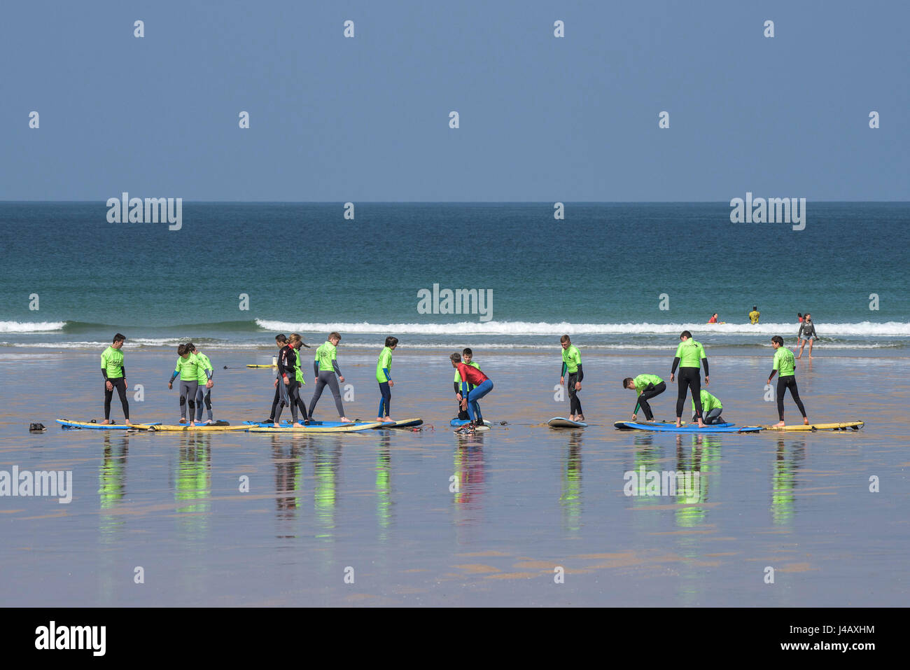 Une école de surf instructeur novices Newquay Cornwall Surf surfer l'apprentissage des apprenants de l'enseignement Coaching Formation Banque D'Images