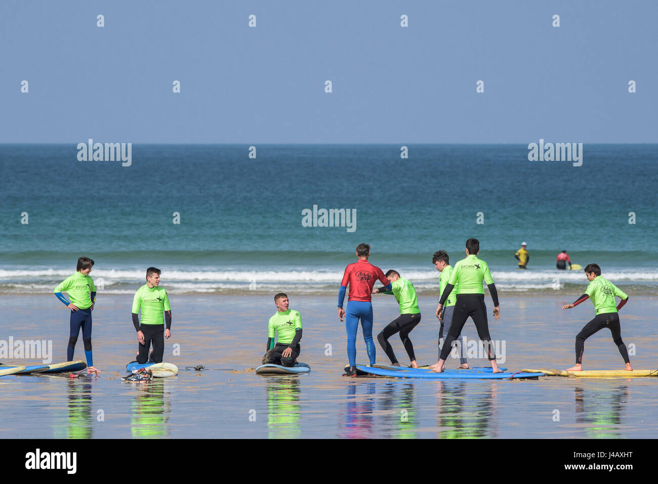 Une école de surf instructeur novices Newquay Cornwall Surf surfer l'apprentissage des apprenants de l'enseignement Coaching Formation Banque D'Images
