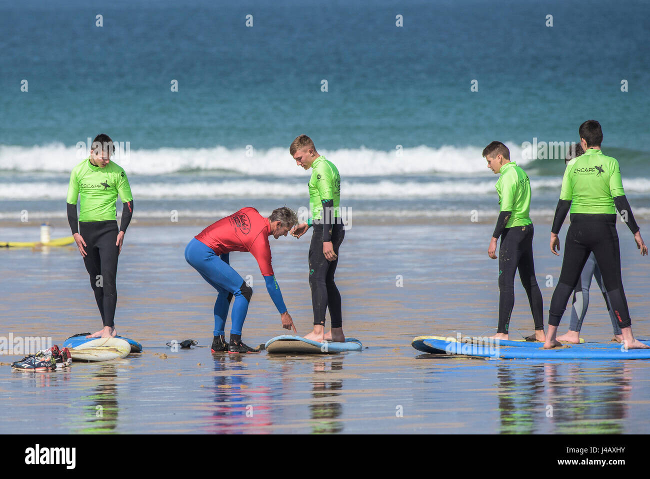 Une école de surf instructeur novices Newquay Cornwall Surf surfer l'apprentissage des apprenants de l'enseignement Coaching Formation Banque D'Images