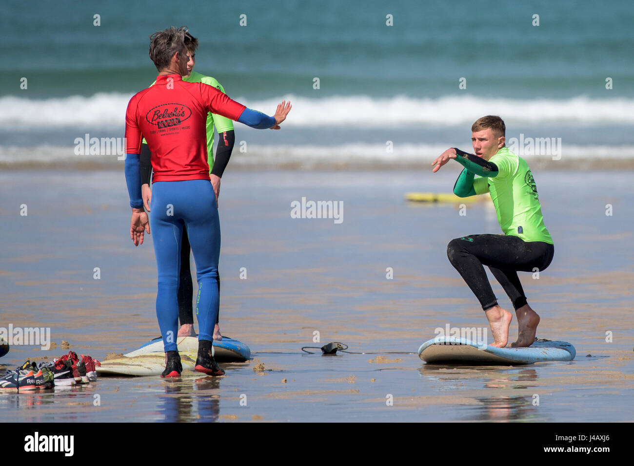 Une école de surf instructeur novices Newquay Cornwall Surf surfer l'apprentissage des apprenants de l'enseignement Coaching Formation Banque D'Images