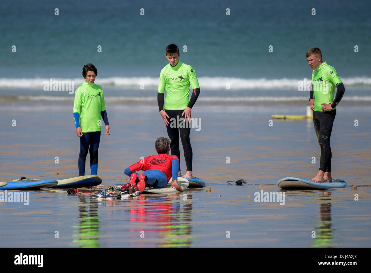 Une école de surf instructeur novices Newquay Cornwall Surf surfer l'apprentissage des apprenants de l'enseignement Coaching Formation Banque D'Images