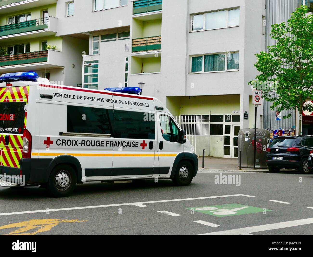 Croix-Rouge Française, Croix-Rouge Française, Ambulance vu dans le 17e arrondissement, Paris, France Banque D'Images