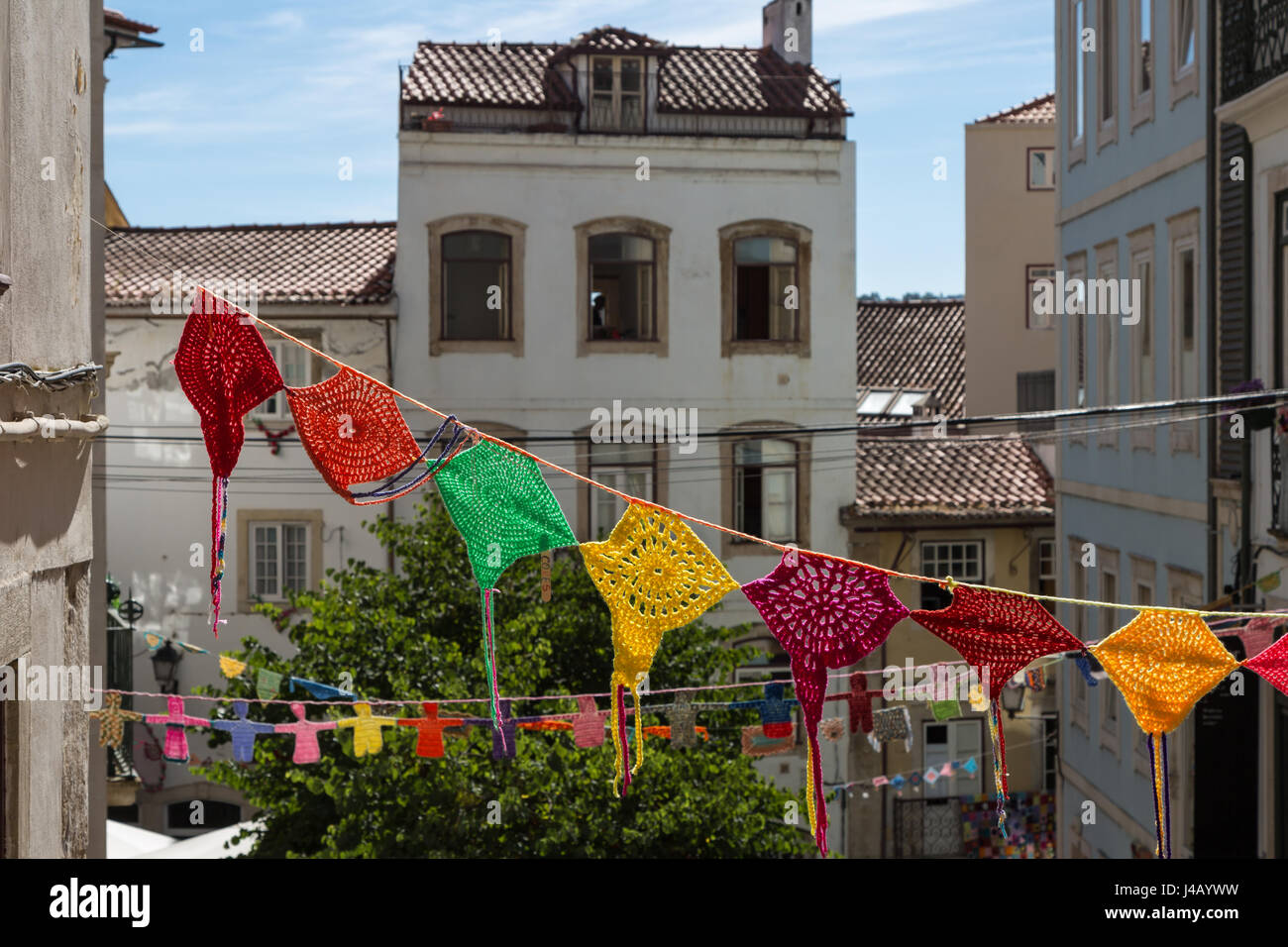 Les napperons colorés accroché dans la rue à Coimbra, Portugal Banque D'Images
