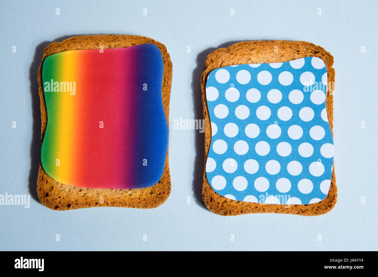 Impression motif sur un fond bleu pour le petit-déjeuner rusk et ombre noire Banque D'Images