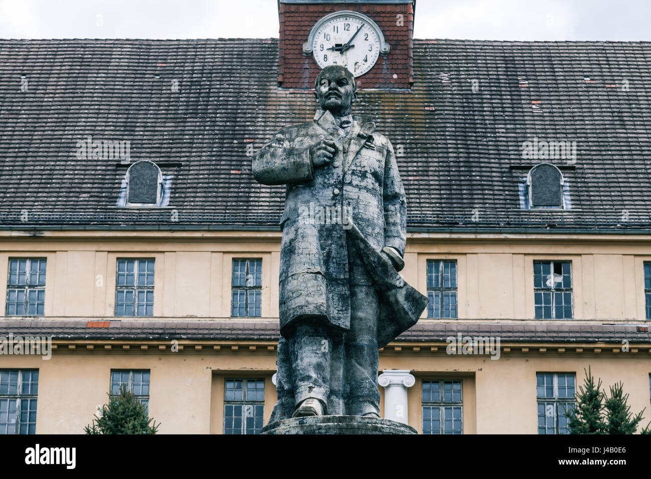 Images troublantes donnent un aperçu de la ruines de 'Little Moscow' qui était autrefois la demeure de l'Armée rouge soviétique. Les photos montrent un rusty et carié statue de Parti communiste russe Vladimir Lénine à l'entrée de la ville, vidée piscines, la peinture écaillée sur les murs fissurés, un squelette d'un chien mort, et des réservoirs de gaz. D'autres projectiles obsédante afficher un hall d'assemblage au coeur de la ville où des milliers de soldats se réunissaient, en attente d'instructions de leurs généraux. Ces photos ont été capturés dans la ville de Wunsdorf, vingt-cinq kilomètres de Berlin, Allemagne, par journalistes Banque D'Images