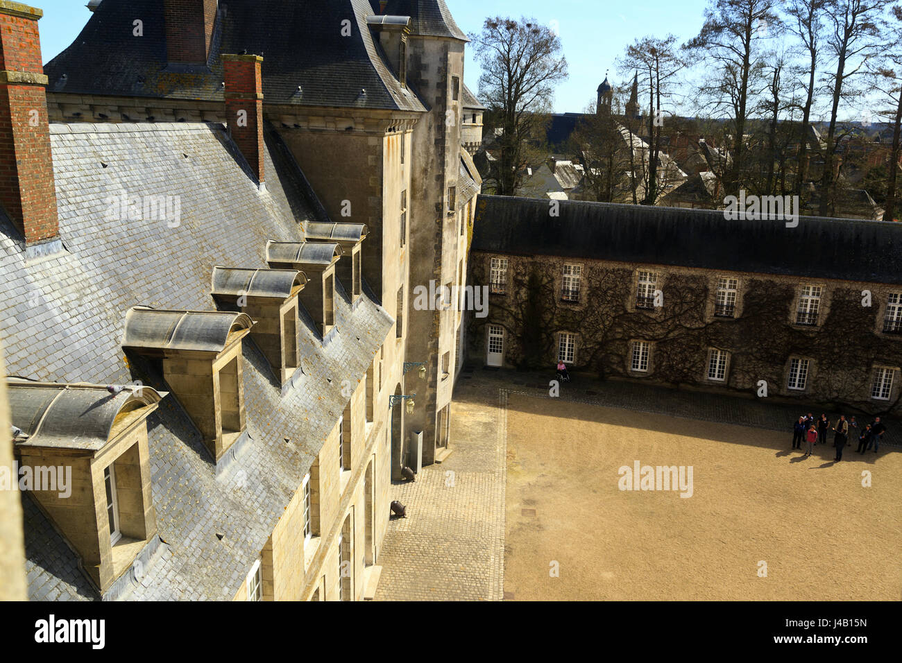 Regardant vers le bas sur la cour à l'intérieur de Château de Sully dans la vallée de la Loire, France Banque D'Images