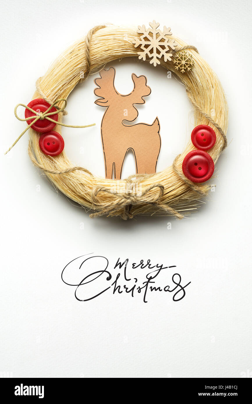 Concept créatif photo d'une couronne de Noël avec un cerf en papier sur fond blanc. Banque D'Images