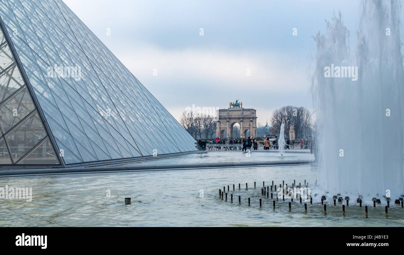 Vue de la pyramide du Louvre et le carrousel à Paris Banque D'Images
