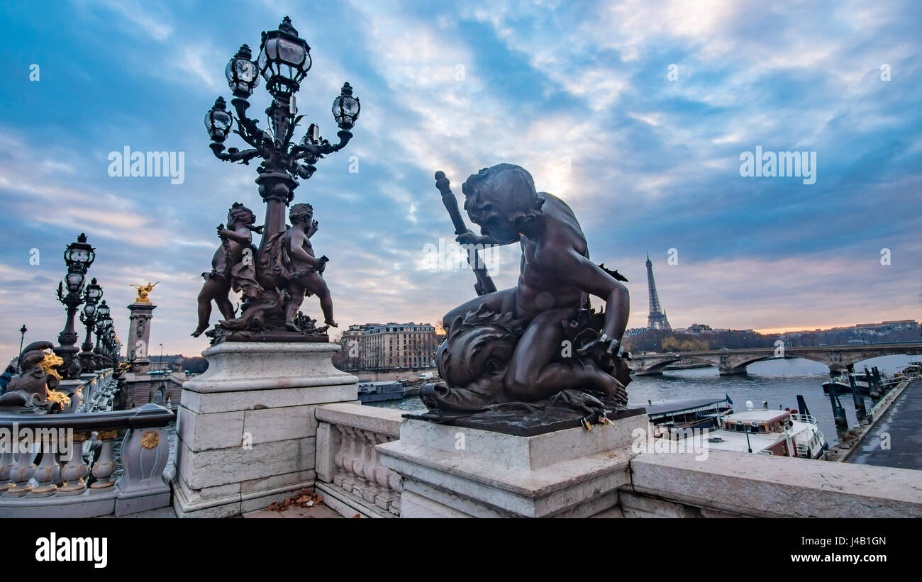 Vue sur le pont Alexandre III à Paris et la Seine au coucher du soleil Banque D'Images