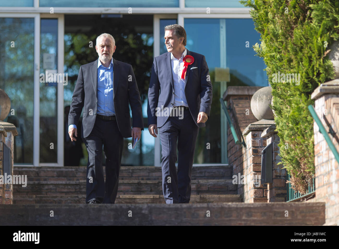 Jeremy Corbyn, chef du parti travailliste, oins Métro nouvellement élu maire de la région de la ville de Liverpool Liverpool Steve Rotheram n Banque D'Images