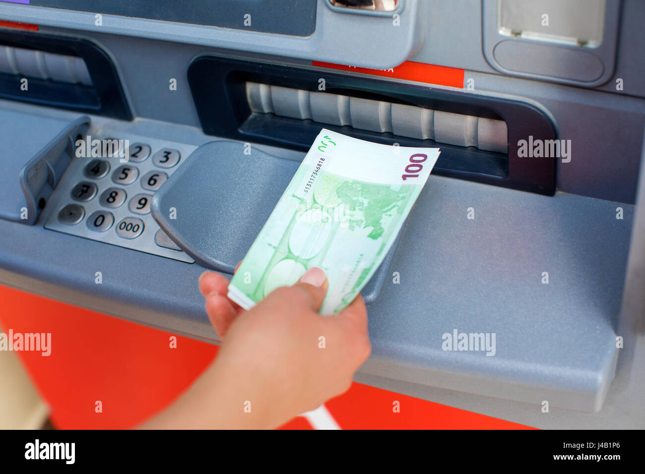 Un paquet d'argent d'une centaine d'euros. Women's Hands détient de l'argent des billets de 100 euros. L'argent en espèces au guichet automatique Banque D'Images
