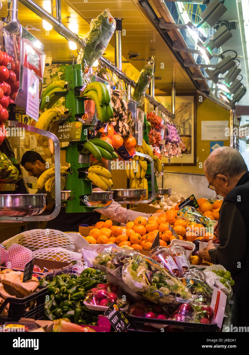 Un monsieur d'acheter produits frais au marché de Santa Caterina, Barcelone, Espagne. Banque D'Images