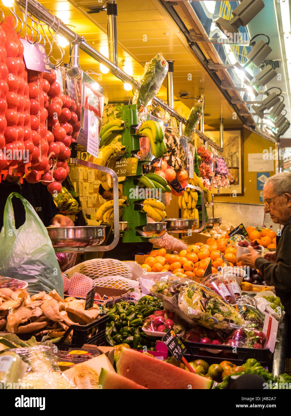 Un monsieur d'acheter produits frais au marché de Santa Caterina, Barcelone, Espagne. Banque D'Images