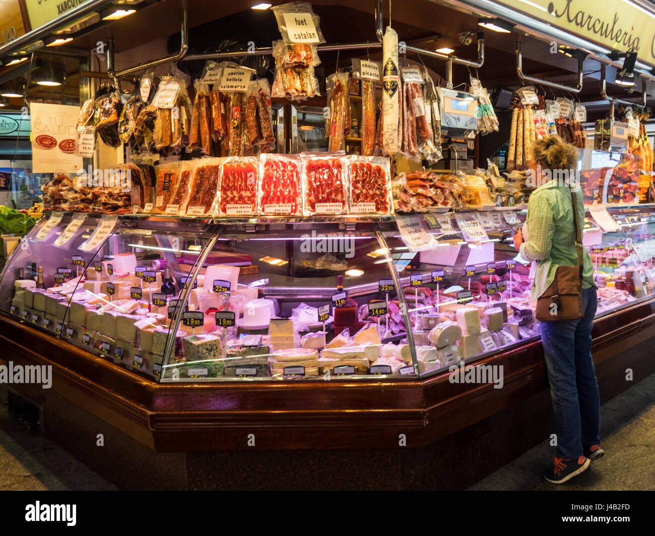 Une femme shopping dans le marché de Santa Caterina, Barcelone, Espagne. Banque D'Images