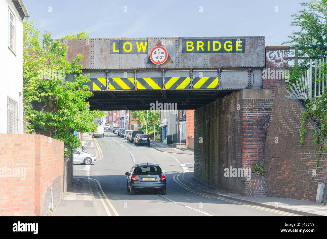 Pont de chemin de fer avec 'faible' pont traverse une route à Cradley Heath dans le Black Country, West Midlands Banque D'Images