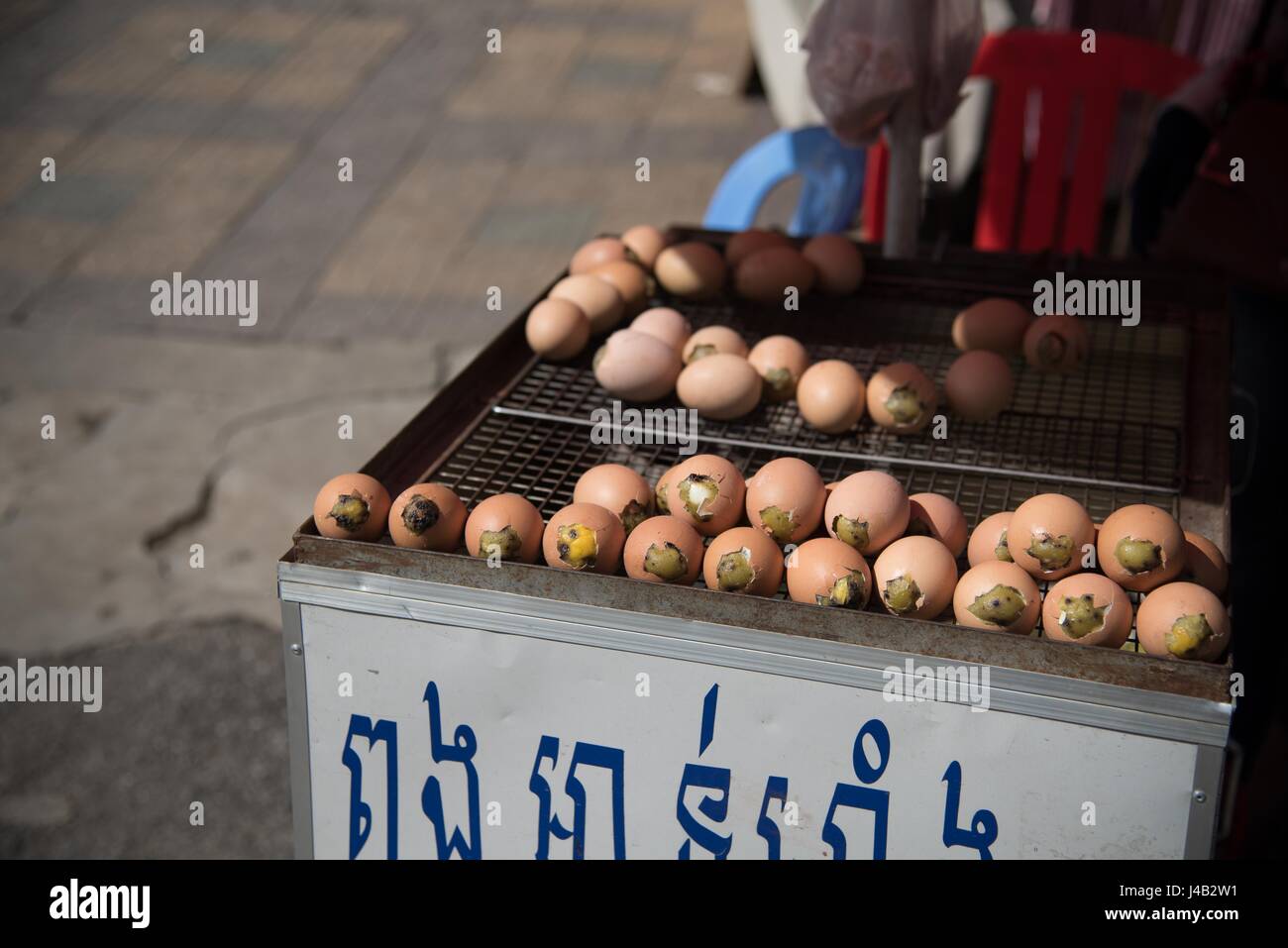 La rue de la nourriture traditionnelle de balut (de l'embryon d'oiseaux bouillis dans leur coquille !) vendu route, Phnom Penh, Cambodge Banque D'Images