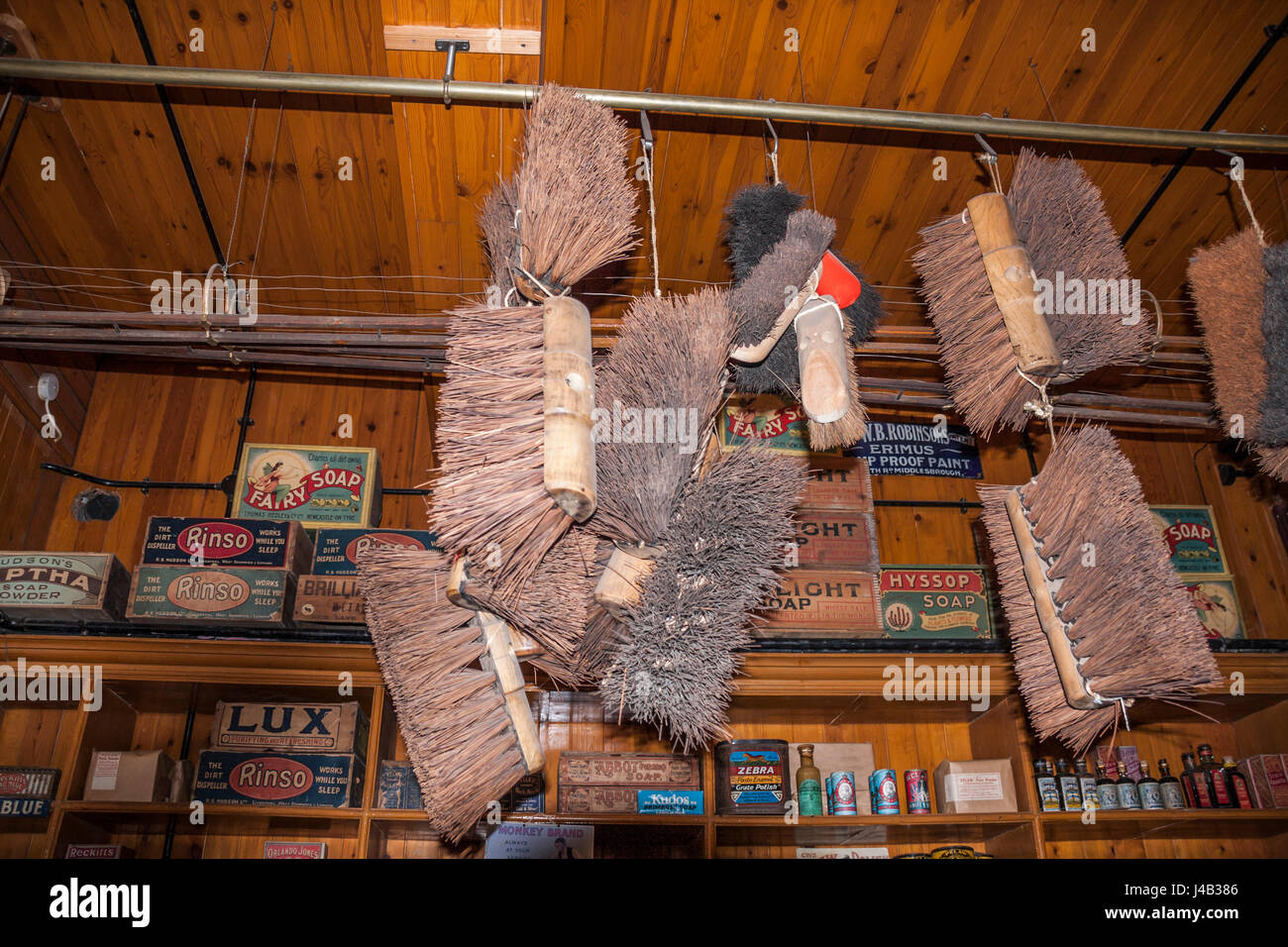 Plafond suspendu à balais crochets au magasin coopératif à Beamish Museum,Angleterre,UK Banque D'Images