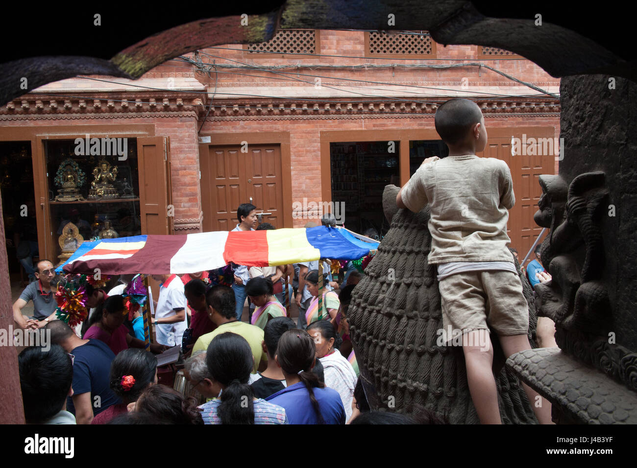 Doublure de foules les rues de PATAN ou LALITPUR pour regarder le Bouddha jour processions, Katmandou Népal Banque D'Images