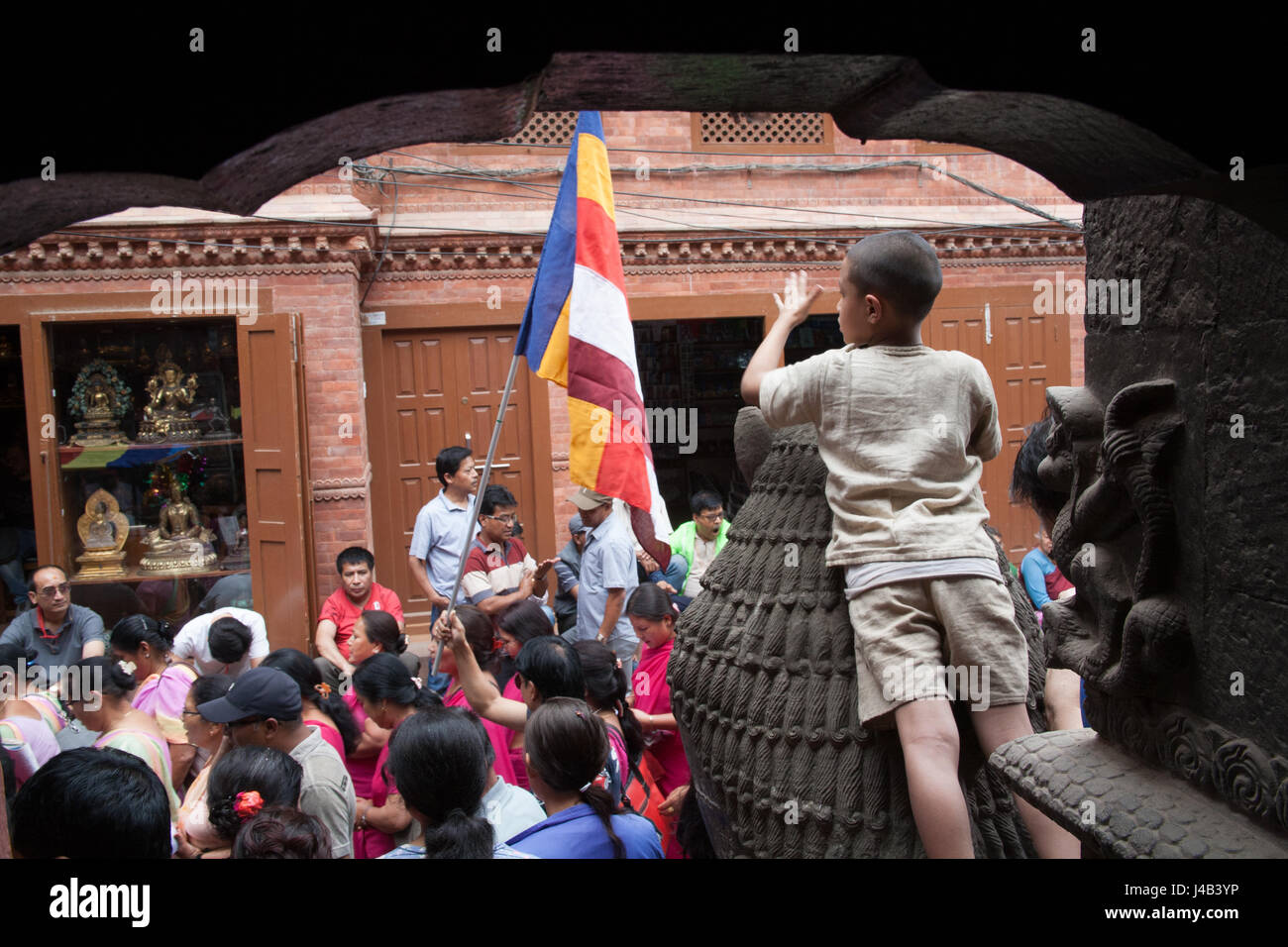 Doublure de foules les rues de PATAN ou LALITPUR pour regarder le Bouddha jour processions, Katmandou Népal Banque D'Images