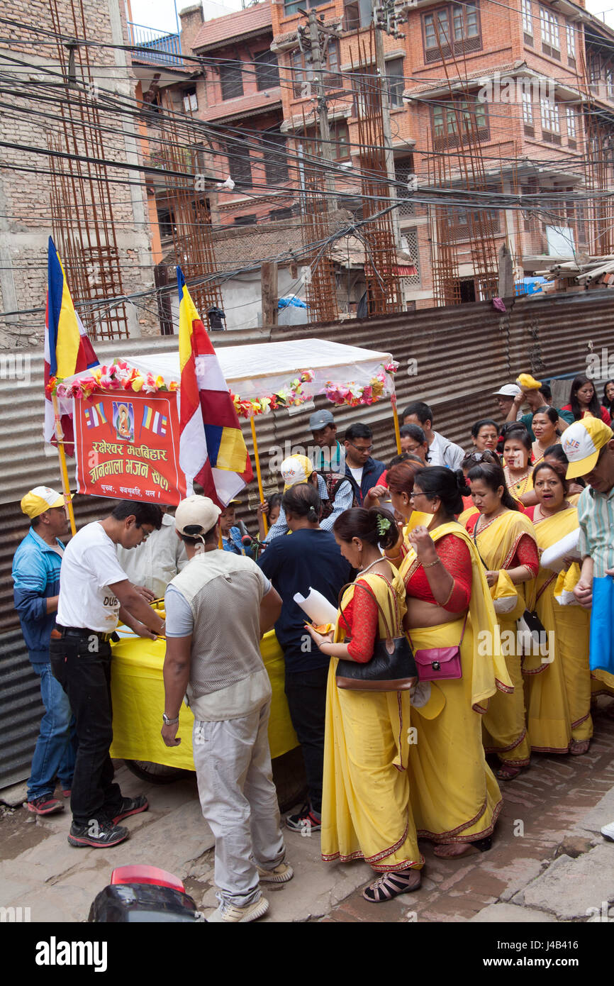 La procession passe par jour Bouddha les rues de Patan Népal Katmandou, Lalitpur ou Banque D'Images