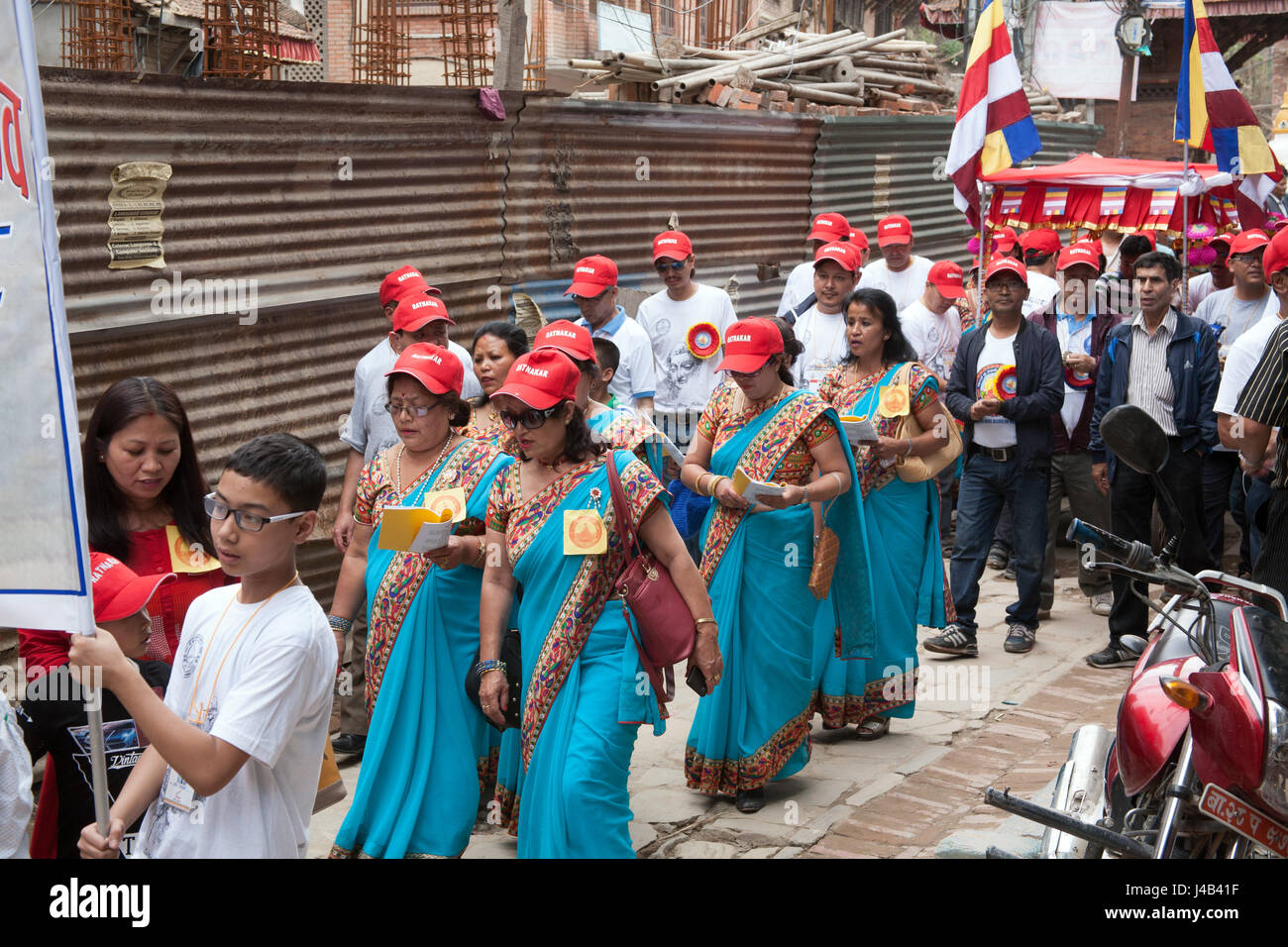 La procession passe par jour Bouddha les rues de Patan Népal Katmandou, Lalitpur ou Banque D'Images