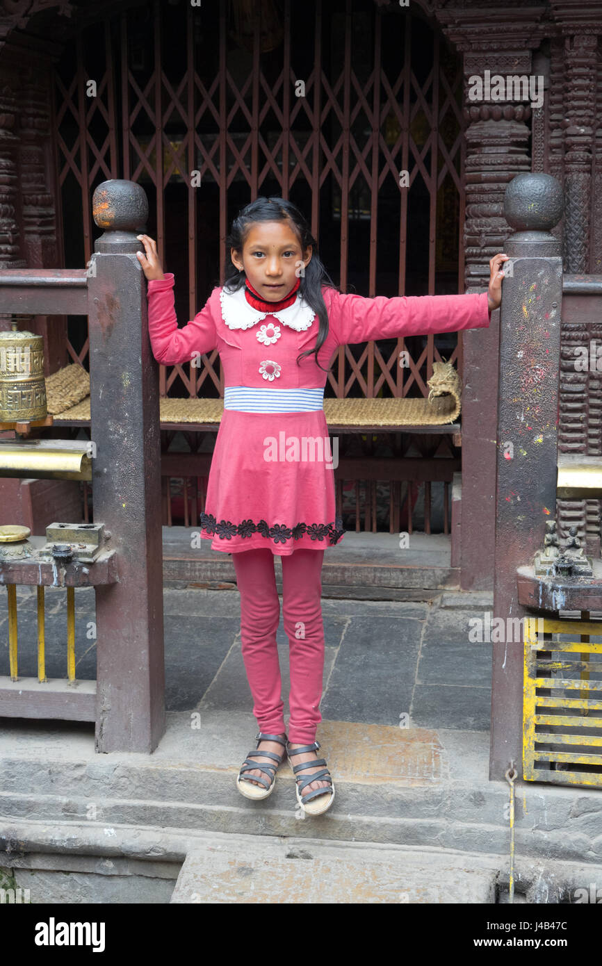 Jeune fille népalaise vêtue de rose, golden temple, Katmandou. Banque D'Images
