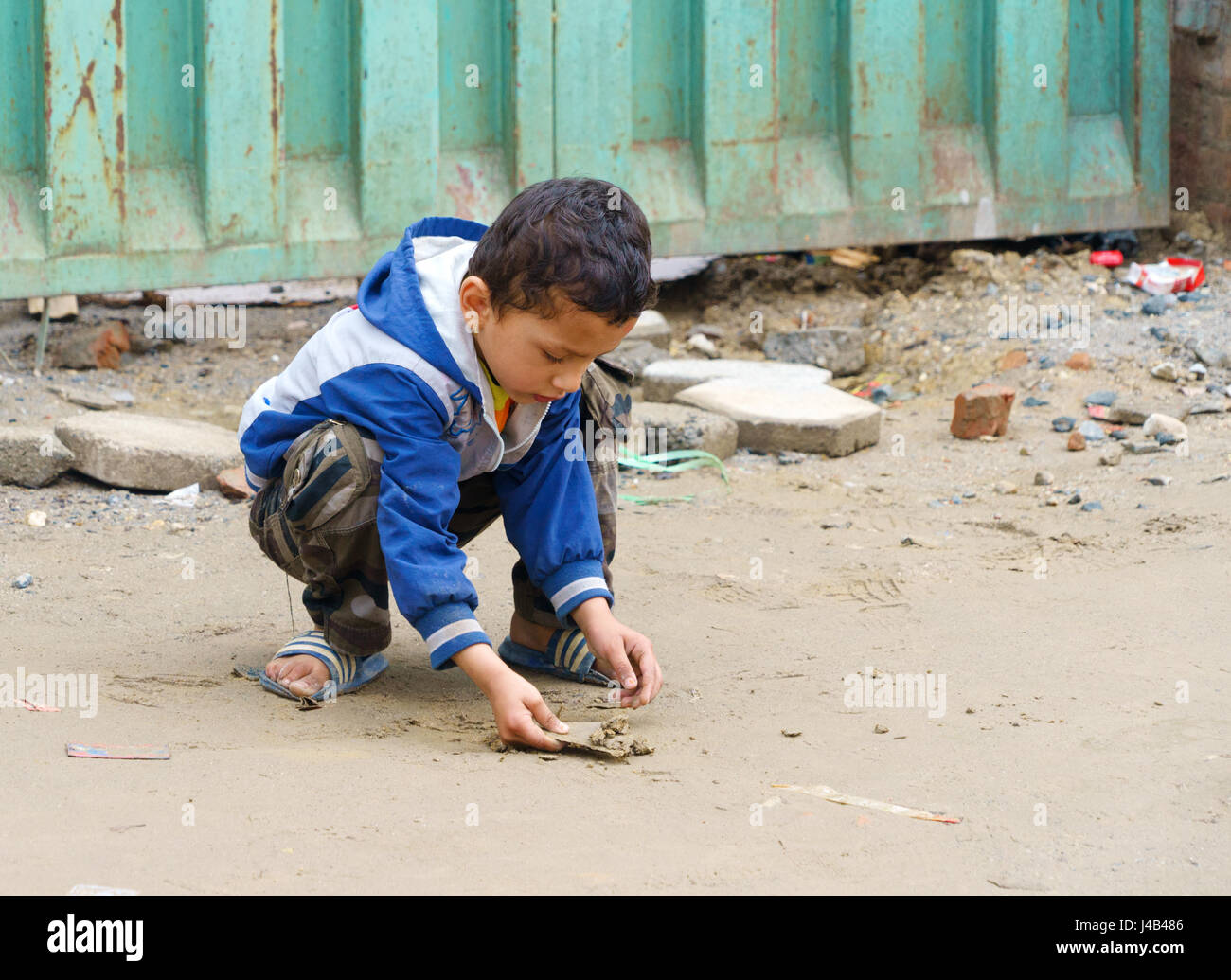 Jeune garçon népalais à jouer avec du sable dans khatmandu. Banque D'Images