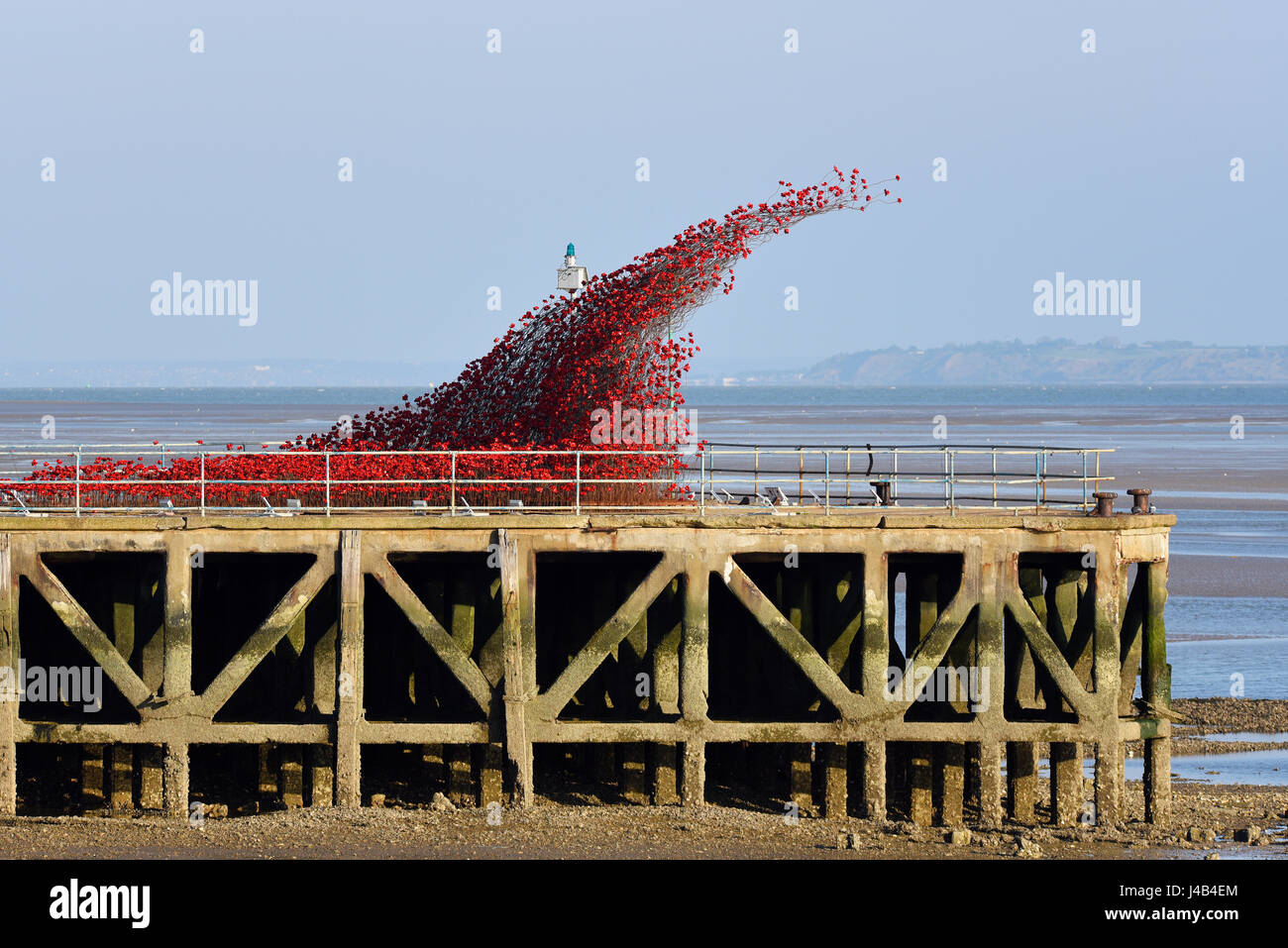 Poppies Wave, qui fait partie de l'installation d'art Blood Swept Lands and Seas of Red à l'extrémité de Barge Pier, Shoeburyness avec l'estuaire de la Tamise et Copyspace Banque D'Images